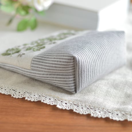 グリーンの刺繍ポーチ