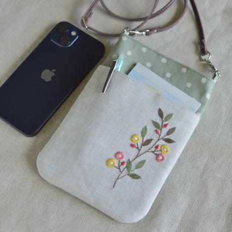 グリーンのスマホショルダー