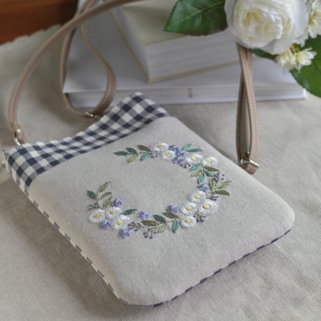 花刺繍のスマホショルダー（紺）