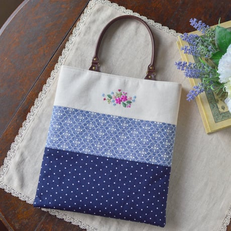 花刺繍のフラットバッグ