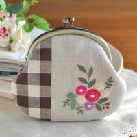 花刺繍のがま口（ブラウンチェック）