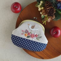 とり刺繍のがま口（赤の花）