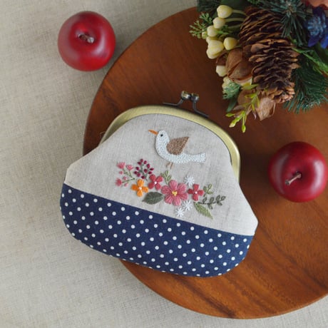 とり刺繍のがま口（赤の花）