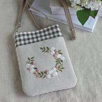 花刺繍のスマホショルダー（茶）