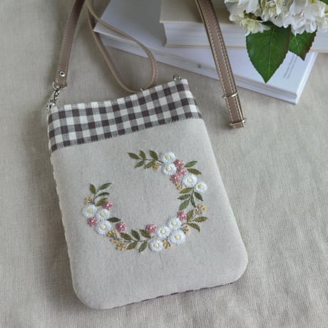 花刺繍のスマホショルダー（茶）