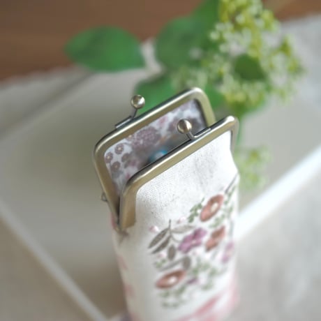 花刺繍のがま口ペンケース