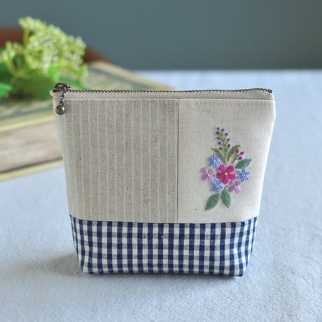花刺繍の四角いポーチ