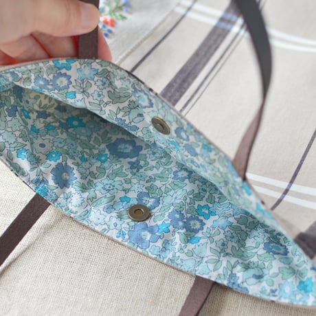 花刺繍のミニフラットバッグ