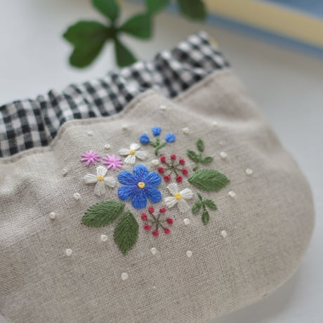 花刺繍のミニバネポーチ（ブルー）