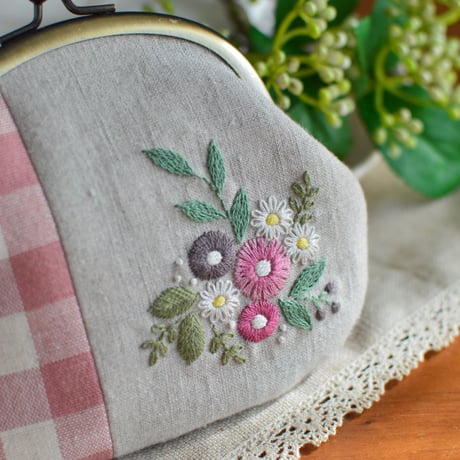 花刺繍のがま口（ピンクチェック）