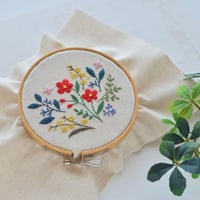 赤い花の刺繍図案