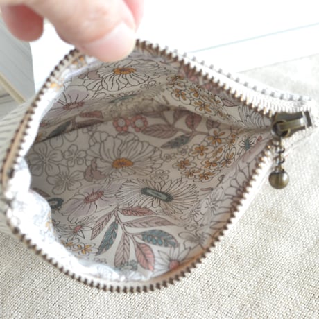 ピンクベージュ色の刺繍ポーチ