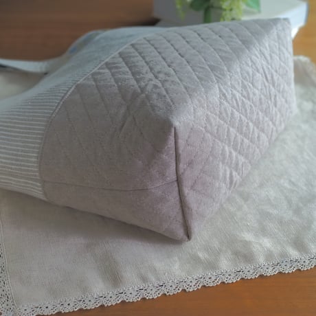 ナチュラルトーンのトートバッグ