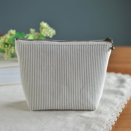 赤い刺繍のポーチ