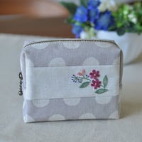 水玉柄のボックスポーチ