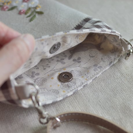 花刺繍のスマホショルダー（茶）