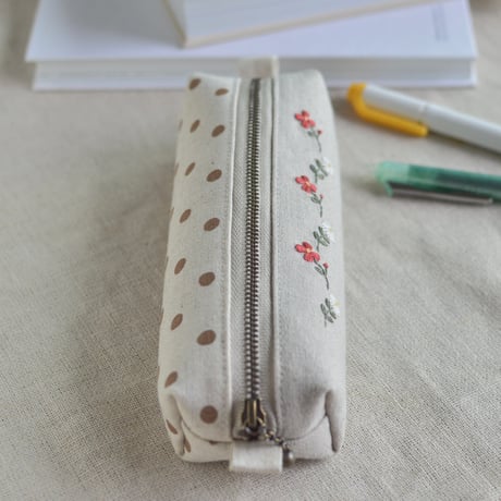 花刺繍のペンケース（オレンジ）
