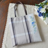 青い花刺繍のミニフラットバッグ