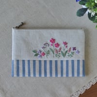 花刺繍のフラットポーチ（ストライプ）