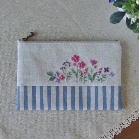 花刺繍のフラットポーチ（ストライプ）
