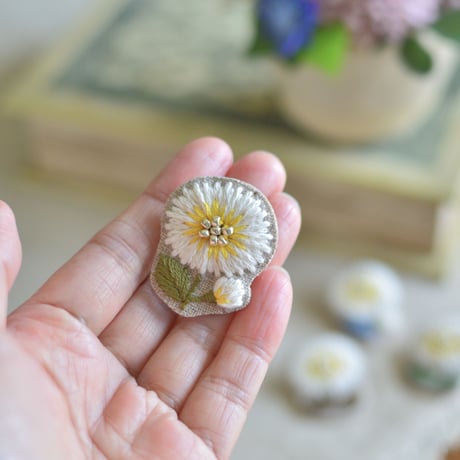 お花のブローチ（ブラウン）
