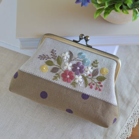 花刺繍のがま口ポーチ