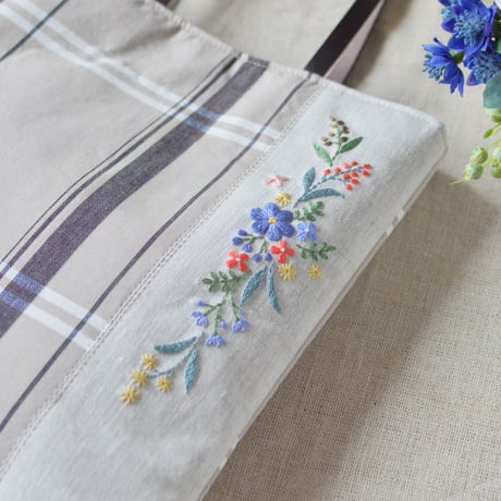 花刺繍のミニフラットバッグ