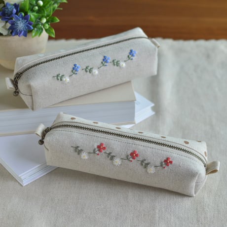 花刺繍のペンケース（ブルー）