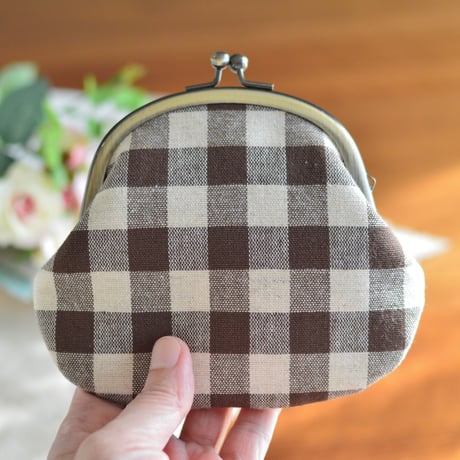 花刺繍のがま口（ブラウンチェック）