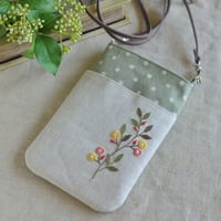 グリーンのスマホショルダー