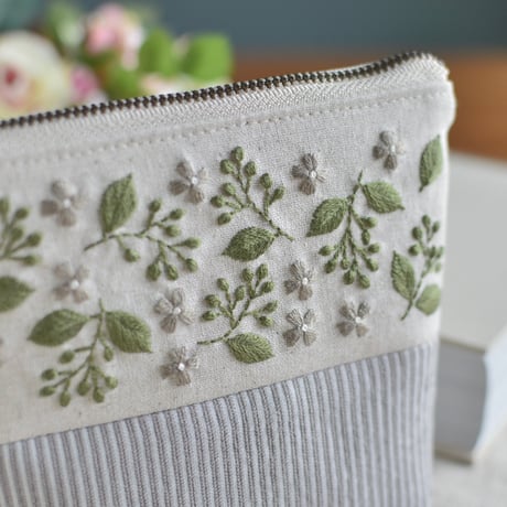 グリーンの刺繍ポーチ