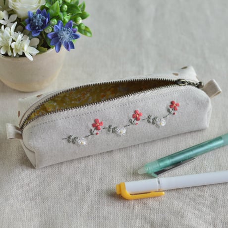 花刺繍のペンケース（オレンジ）