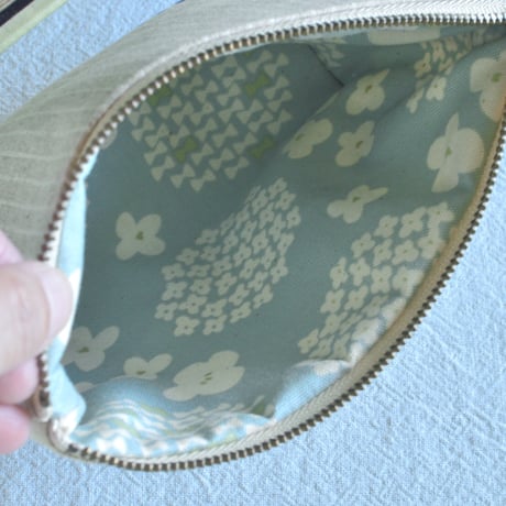 花刺繍の横長ポーチ