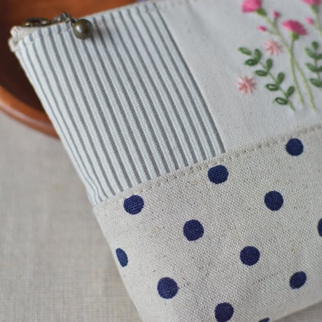 花刺繍のミニポーチ（紺色ドット）