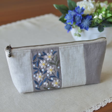 花刺繍の横長ポーチ