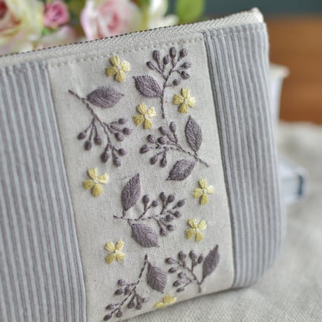 スモークパープル色の刺繍ポーチ