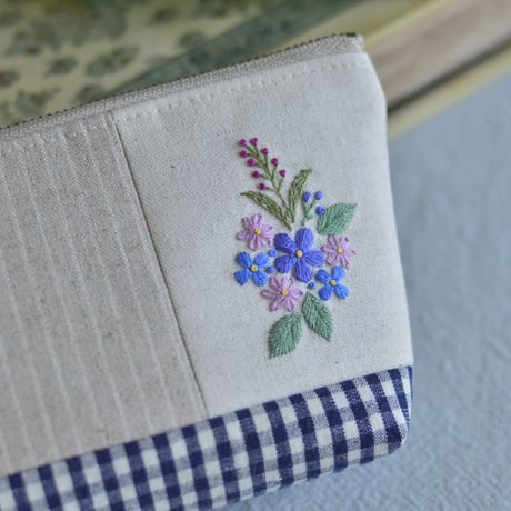 花刺繍の横長ポーチ