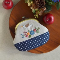とり刺繍のがま口（ブルーの花）