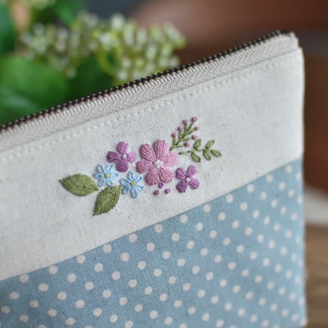 水玉の小さめポーチ