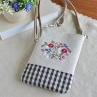 花刺繍のスマホポシェット