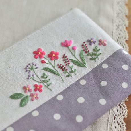 花刺繍のフラットポーチ（ドット柄）