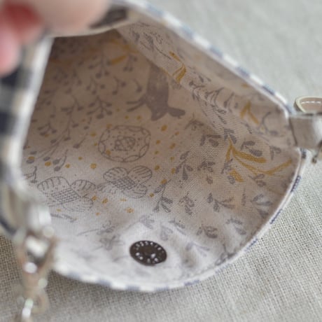 花刺繍のスマホショルダー（紺）