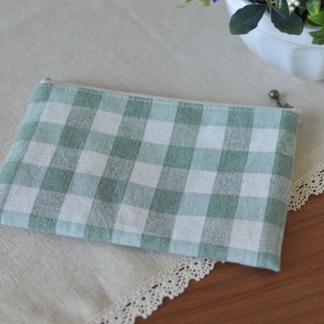 花刺繍のフラットポーチ（チェック）