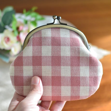 花刺繍のがま口（ピンクチェック）
