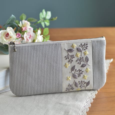 スモークパープル色の刺繍ポーチ