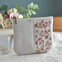 ピンクベージュ色の刺繍ポーチ