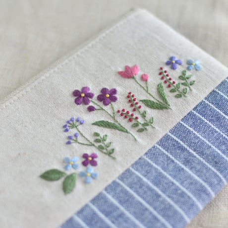 花刺繍のフラットポーチ（ストライプ柄）