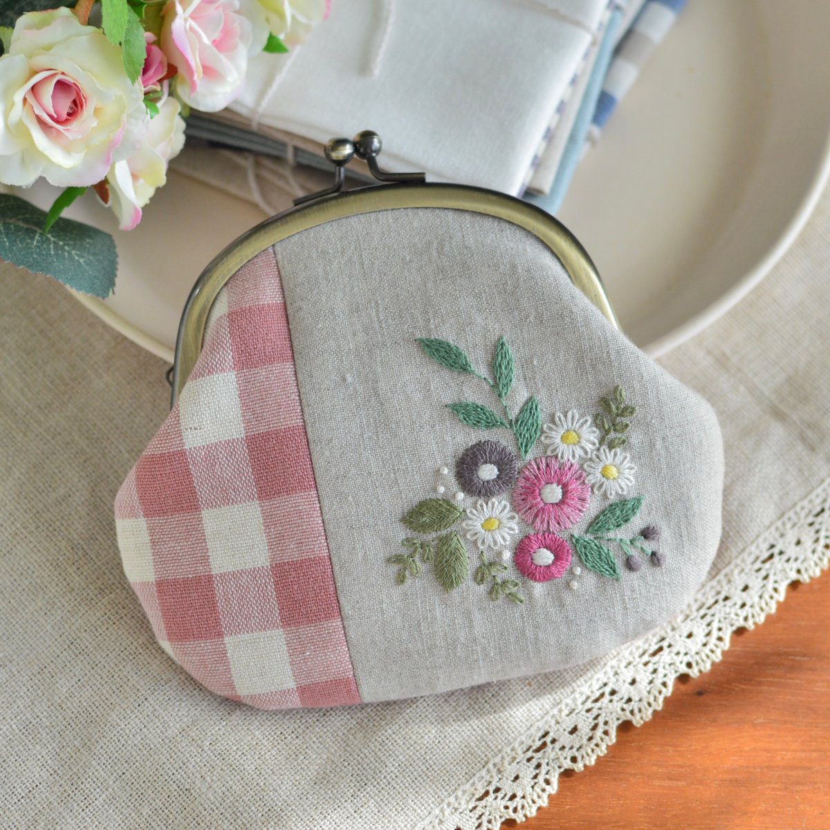 花刺繍のがま口（ピンクチェック） | アトリエ＊ノート