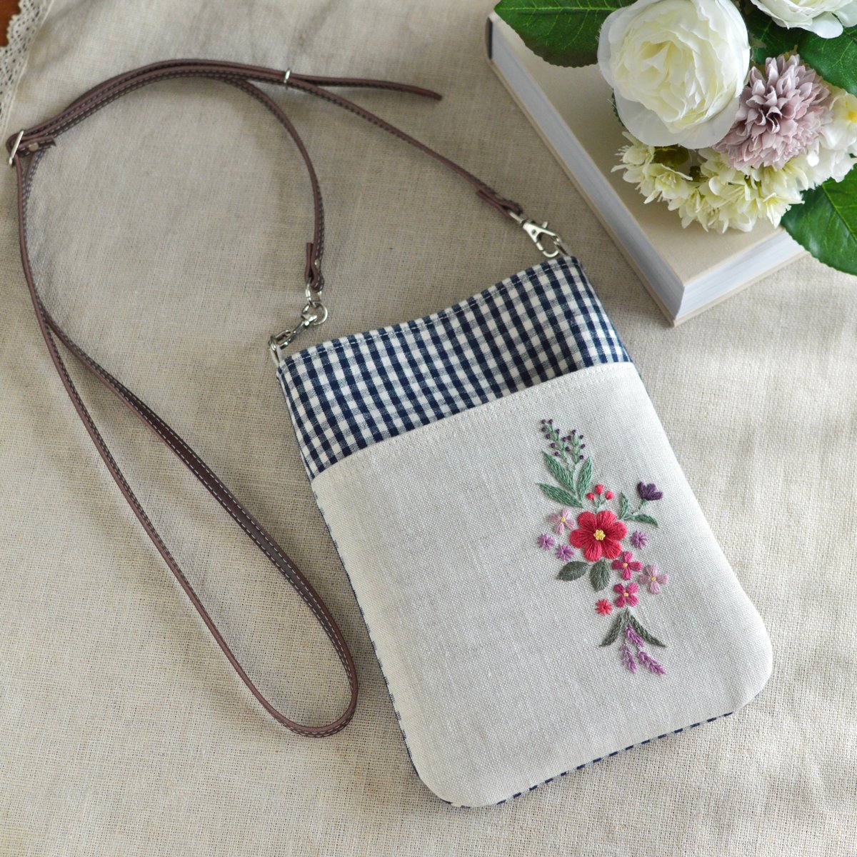 花刺繍のスマホショルダー | アトリエ＊ノート