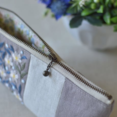 花刺繍の横長ポーチ